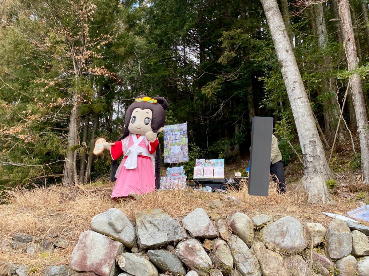 NightSnailsCafe @guesthoushousen @gobo_mi_ya 崖の上に設営してお