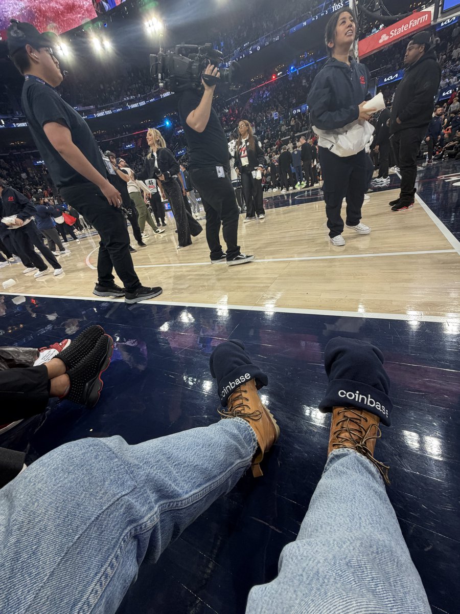 THANKS FOR KEEPING MY FEET WARM <a href="/brian_armstrong/">Brian Armstrong</a> 🤡

YOUR COMPANY IS A FUCKIN’ SCAM

<a href="/coinbase/">Coinbase 🛡️</a> is 🗑️.