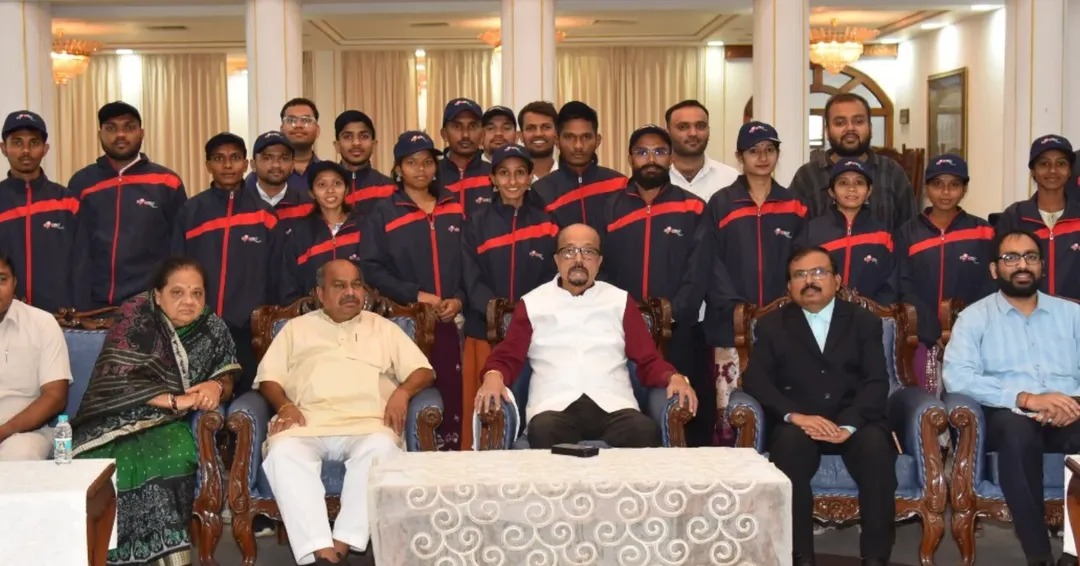 MYBharatHQ's tweet photo. Hon'ble Governor Shri Ramen Deka met #MYBharat volunteers from Gujarat at Raj Bhavan, Chhattisgarh, under the Youth Exchange Programme of the Ministry of Youth Affairs &amp; Sports. He lauded the initiative for strengthening cultural exchange and national unity among India’s youth! https://t.co/PFQkJBUjqY