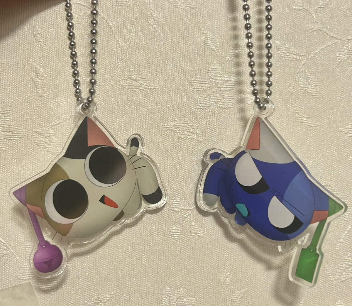 nitoyatochi's tweet photo. ACRYでニャチとチャニのアクキーを作ったよ！💜💚
撮るのが下手すぎる
#ACRY  
#オリキャラ
#自創作 https://t.co/dRb3wPbw8i