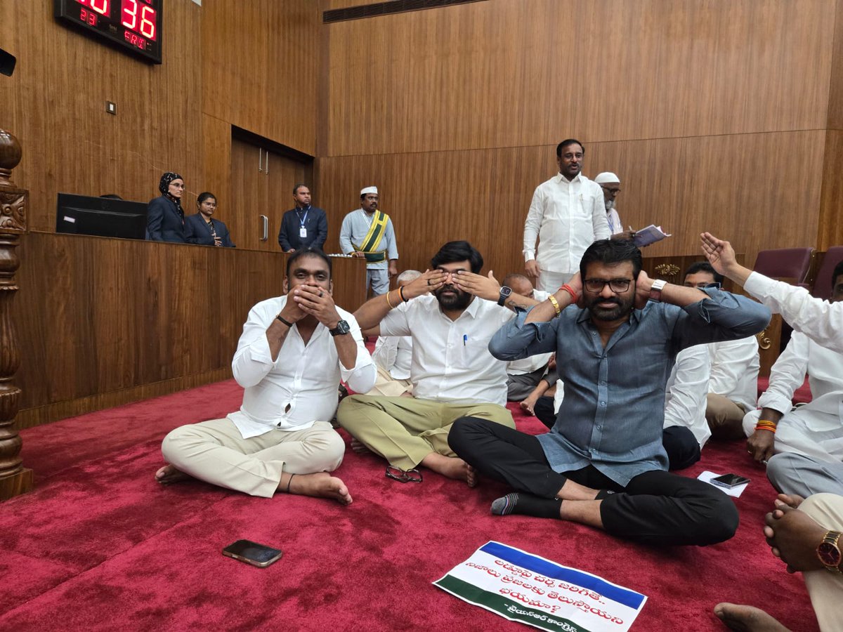 YSRCParty's tweet photo. లడ్డూ వ్యవహారంపై ప్రభుత్వం పలాయనం..చర్చకు అంగీకరించని ప్రభుత్వం, అట్టుడుకుతున్న శాసనసమండలి, చర్చకోసం సభలోనే ధర్నాకు దిగిన వైయస్ఆర్ సీపీ. చర్చ జరగాల్సిందేనని వైయస్ఆర్ సీపీ పట్టు. నిన్న చర్చ ప్రారంభమైన తర్వాత ఉద్దేశ పూర్వకంగానే అధికారపక్షం అడ్డుకుంది, ఇవాళ ఆ చర్చను కొనసాగించాలి,
ఛైర్మన్‌ చర్చను ప్రారంభిస్తూ మా సభ్యుడికి అవకాశం ఇచ్చారు, వైయస్ఆర్ సీపీ తరఫున ఎమ్మెల్సీ చంద్రశేఖరరెడ్డి చర్చను ప్రారంభించారు, ఉద్దేశ పూర్వకంగా చర్చను పయ్యావుల కేశవ్‌ అడ్డుకున్నారు, మైకులో బీరాలు పలుకుతూ, చర్చ జరగనీయకుండా కుట్రపూరితంగా అడ్డుకుంటున్నారు
హెరిటేజ్‌ - ఇందాపూర్ గుట్టు బయటపెడతాం, నెయ్యిపై దుమారం వెనుక రాజకీయ కుట్ర, చంద్రబాబు వ్యాపార లబ్ధి ఉన్నాయి. మొత్తం కుట్రకు సంబంధించిన సాక్ష్యాలు, ఆధారాలున్నాయి, వాటన్నింటినీ సభ ద్వారా ప్రజల ముందు ఉంచుతామంటున్న వైయస్ఆర్ సీపీ.

#SaveTirumalaFromTDP