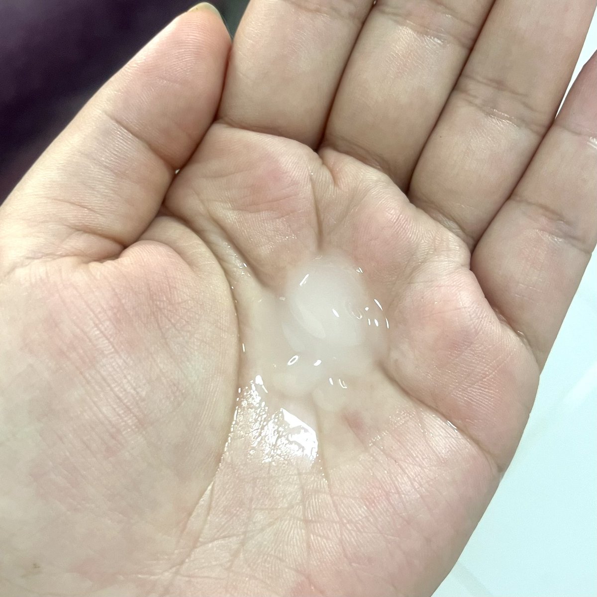 ขอแปะดรายแชมพูของ Smousse แบรนด์คนไทยหน่อยค่ะ เป็นสูตรใหม่ เนื้อเจล แห้งไวมาก ไม่ทิ้งคราบ ช่วยลดผมมันได้ทันที กลิ่นหอม กลบกลิ่นหนังศีรษะได้ดีมาก แพ็กเกจ มายเมโลดี้ น่ารักสุดๆ ปีนี้ก็ตั้งใจซัพพอร์ตแบรนด์ไทยเหมือนกันค่ะ ตัวนี้อยากให้แมสเลย 💕🐰