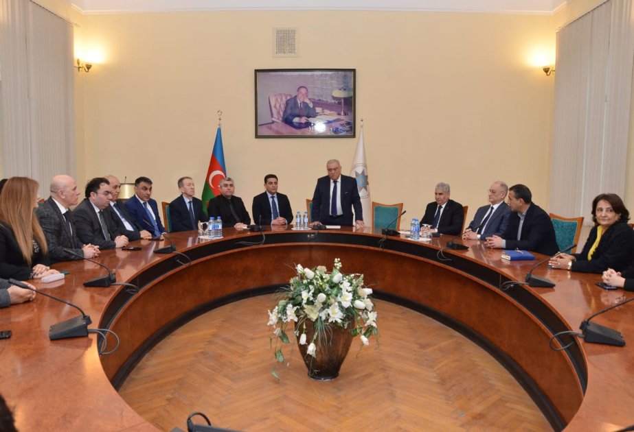 Azərbaycan Respublikasının Prezidenti yanında Dövlət İdarəçilik Akademiyası (DİA) ilə Əsir və itkin düşmüş, girov götürülmüş vətəndaşlarla əlaqədar Dövlət Komissiyası Xocalı soyqırımın 34-cü ildönümünə həsr olunmuş birgə elmi-praktik konfrans keçirilib.
azertag.az/xeber/xocali_s…