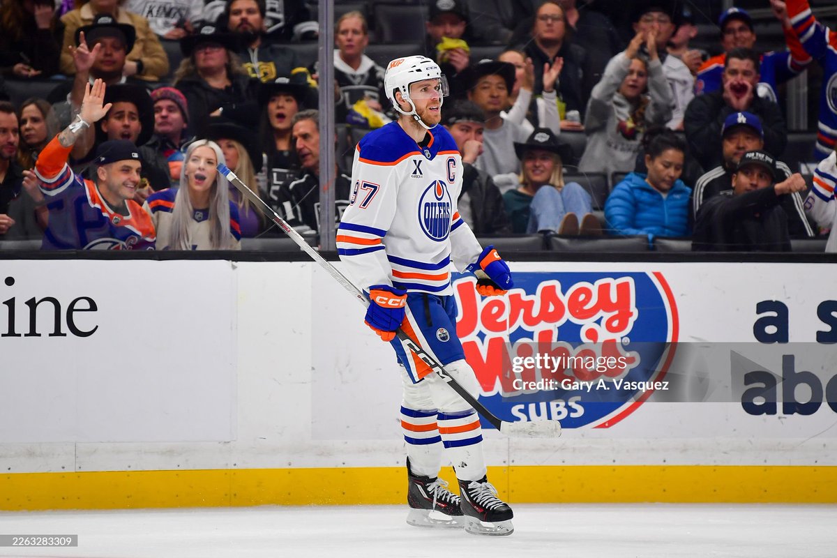 Connor McDavid scores his team-leading 35th goal of the season to give the #Oilers a 4-1 lead in the second period!

McDavid also registers his league-leading 99th point of the season and extends his road point streak to 16 games! #LetsGoOilers