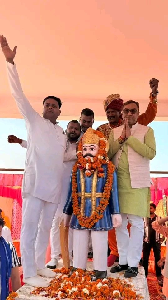 वीर शिरोमणि महाराजा माहे पासी जी के मूर्ति स्थापना दिवस पर आए हुवे सम्मानित अतिथियों का बहुत बहुत धन्यवाद कार्यक्रम को ऐतिहासिक बनाने के लिए #Vina2026 <a href="/BhimArmyChief/">Chandra Shekhar Aazad</a> <a href="/lakhanarmychief/">@सूरज पासी. लाखन आर्मी चीफ</a> <a href="/lkopolice/">LUCKNOW POLICE</a> <a href="/Sunilsa28216662/">🐦भारशिव नागवंशी पासी</a> <a href="/SureshPasiBJP/">Suresh Pasi BJP</a> <a href="/vikashsaroj_1/">विकास पासी</a> #GalaxyAI #Prada #PradaFW26xPond #FBvN
