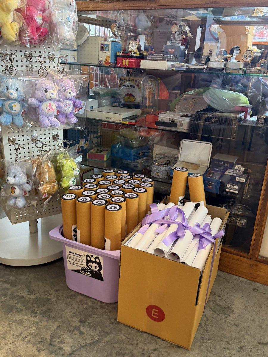 เค้าวางไว้ที่ CHUMCHUM GROCERY เรียบร้อยค้าบ มารับได้เลยน้าา 💜 จำกัดคนละ 1 ชิ้นนะคับ แบ่งๆกันน้าา

#TENNIE30BDAY
#TEN_BDAY2026