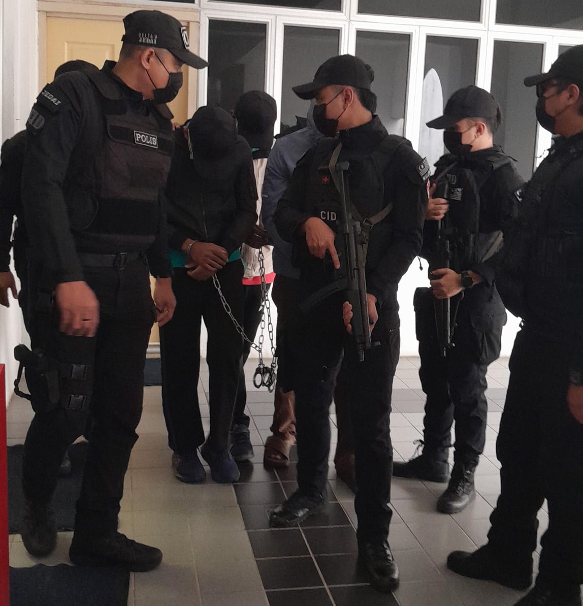 SinarOnline's tweet photo. Tiga jurulatih Palapes didakwa sebabkan kematian Syamsul Haris

Mengikut kertas pertuduhan, ketiga-tiga tertuduh melakukan perbuatan yang menyebabkan kematian terhadap Syamsul Haris, 22, (ketika kejadian) dengan niat hendak menyebabkan bencana tubuh badan yang mungkin menyebabkan kematiannya.

#sinarharian #SyamsulHaris #mahkamah #pelatihPalapes