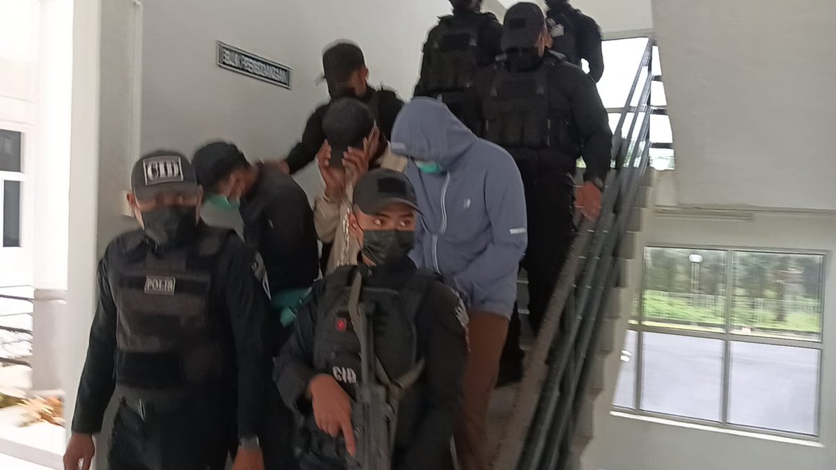 SinarOnline's tweet photo. Tiga jurulatih Palapes didakwa sebabkan kematian Syamsul Haris

Mengikut kertas pertuduhan, ketiga-tiga tertuduh melakukan perbuatan yang menyebabkan kematian terhadap Syamsul Haris, 22, (ketika kejadian) dengan niat hendak menyebabkan bencana tubuh badan yang mungkin menyebabkan kematiannya.

#sinarharian #SyamsulHaris #mahkamah #pelatihPalapes