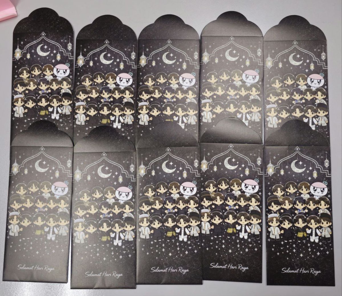 seketuldokyeom's tweet photo. [Help Repost]

✨ Sampul Raya BBG OT13

💰 5pcs - RM5
💰 10pcs - RM7

🌟 Theme : Raya B&amp;W Glitter (but not glitter finishing)
🌟 Paper type : Matte 128gsm

- limited quantity
- no backout
- ETA : early Mar

💌 DM to order 

#pasarsvt #pasarseventeen #pasarsvtmy #pasarseventeenmy https://t.co/6fUFyfVwa0