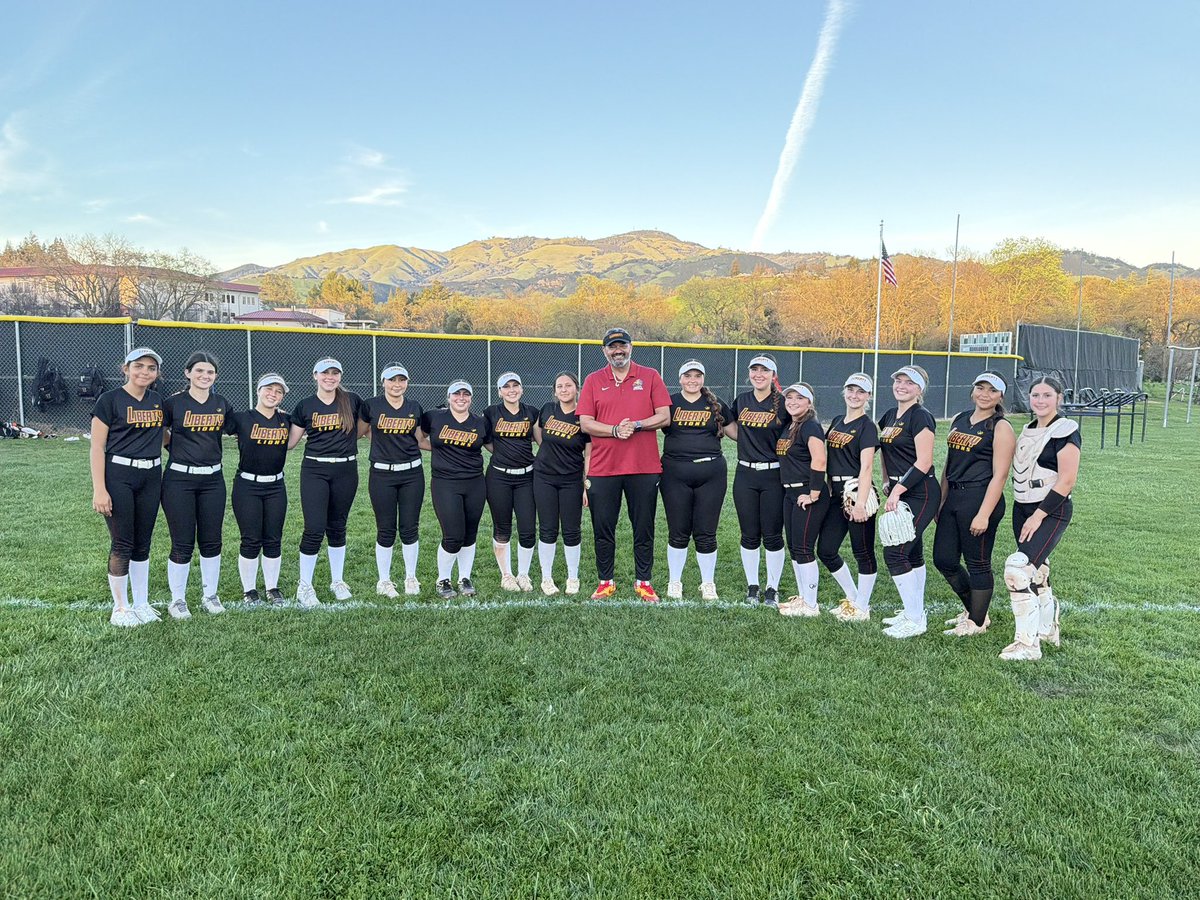 BellowMalia2028's tweet photo. 2 of my hits from todayβs game, my other AB was a walk. Principal Huckaby even came to help coach since coach Chris wasnβt there! π Another team win against Monte Vista! #softball #fastpitch #libertylions @Universal16Gold https://t.co/BssJE8NT8C