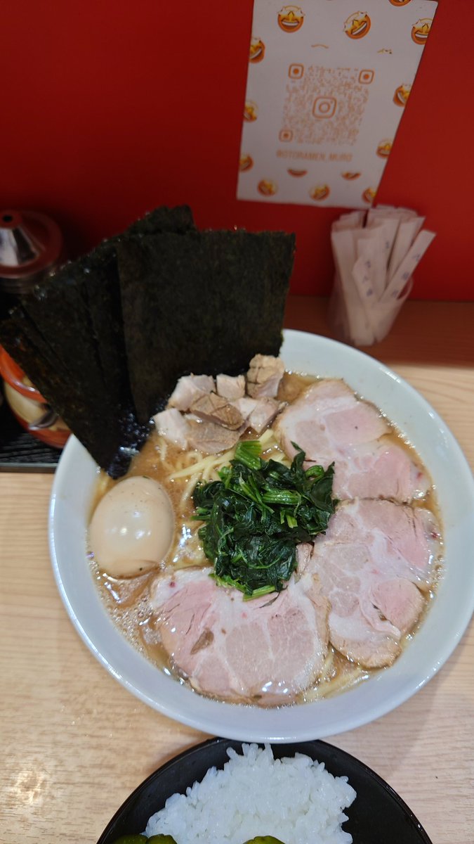 HIROSS2929's tweet photo. 錦糸町駅前の【漢ラーメン　室】で極上ラーメン大とライス(食べ放題)を頂きました👍
#漢ラーメン室 　#室 　#家系ラーメン 
#極上ラーメン 　#家系 　#錦糸町駅 https://t.co/HINnifzcfR
