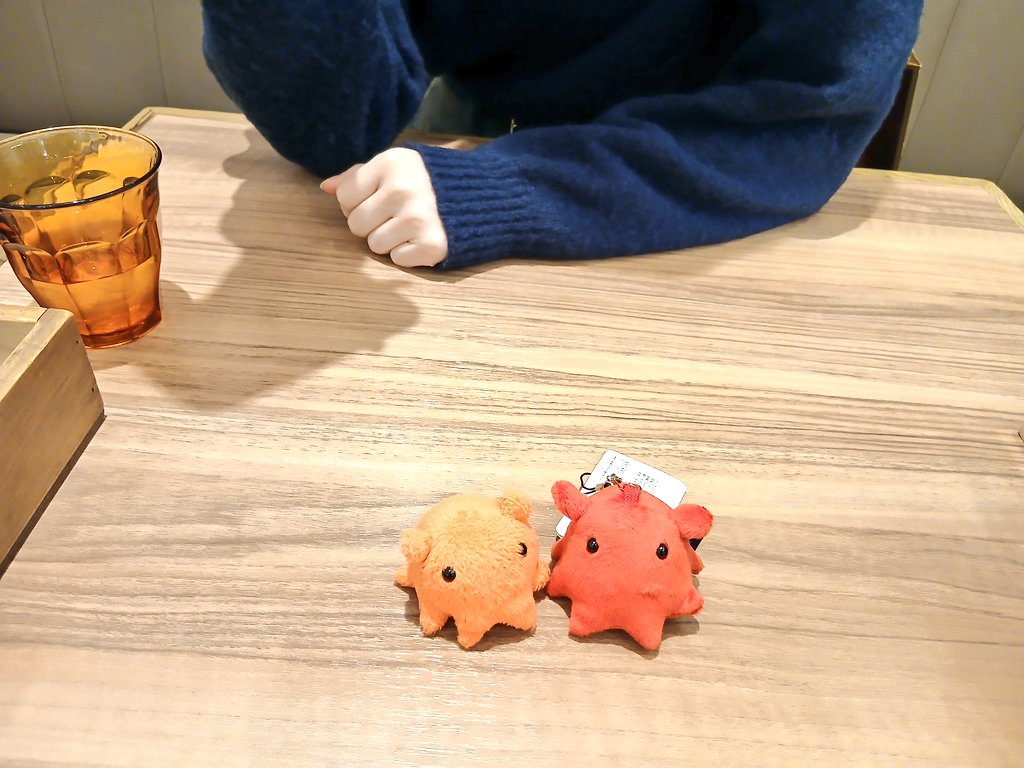 おデートしてます…♡♡♡ 赤い方のメンダコプレゼントしてくれてまじ