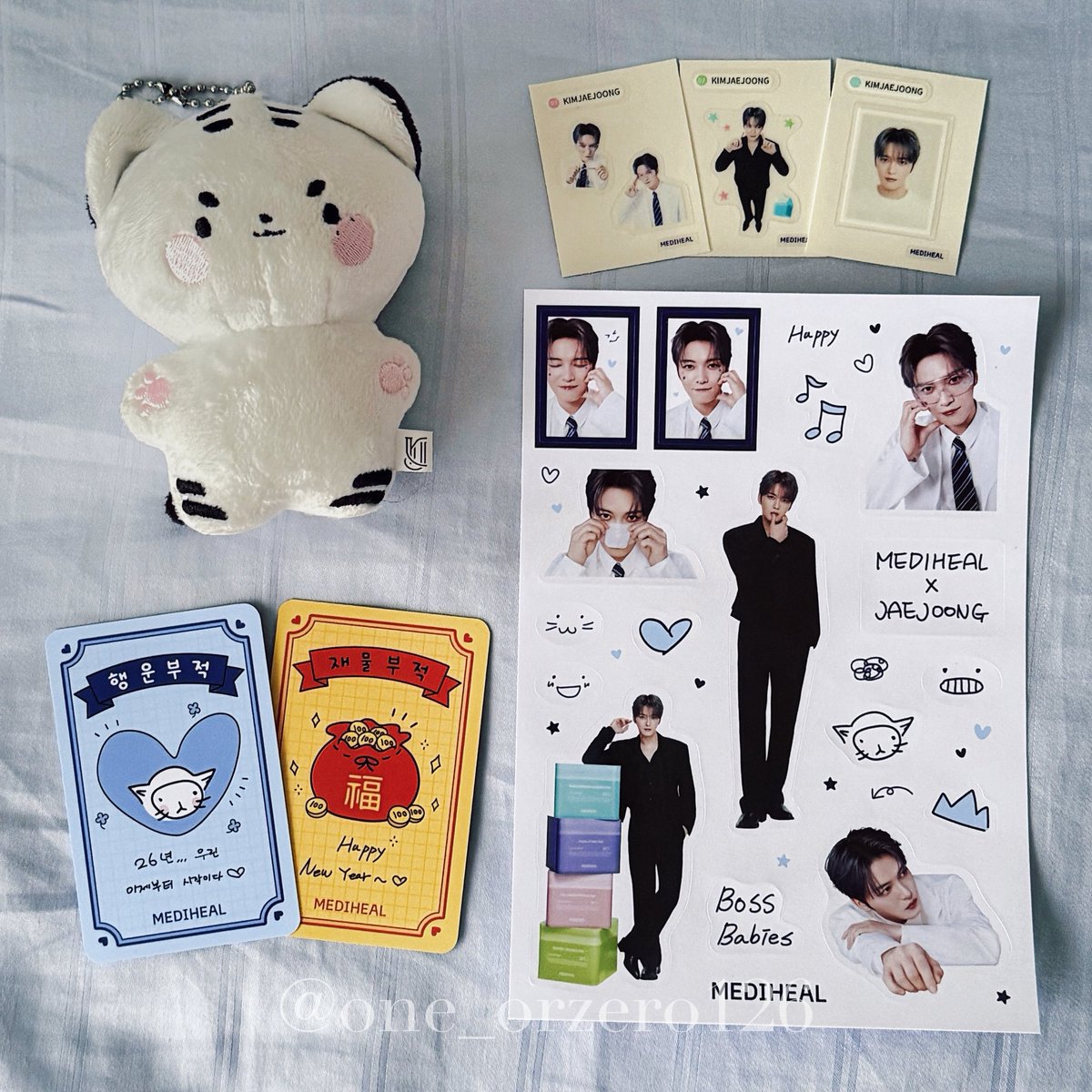 the cutest photocard and sticker set ever! gonna carry this little