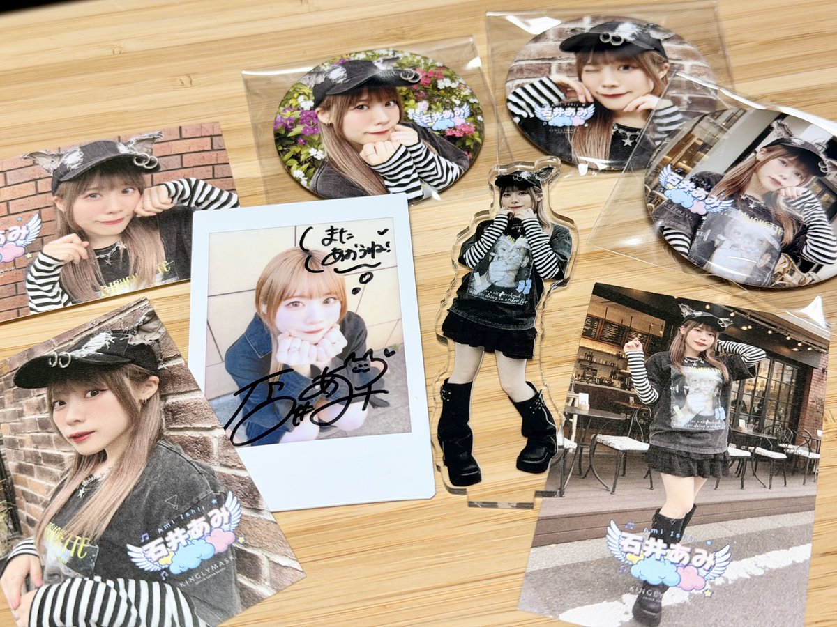 あみちゃんのグッズ届いた！ 直筆サイン貰ったの初なのでうれぢい！！😂