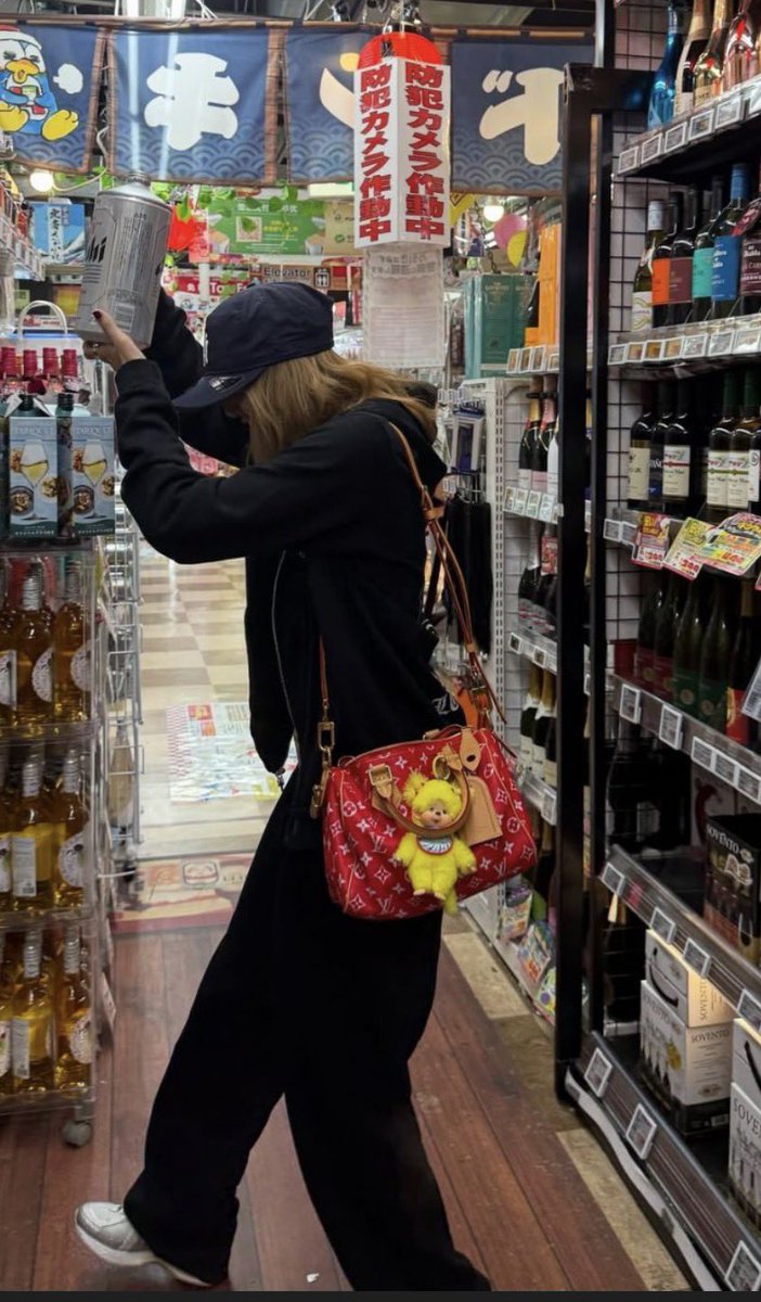 Udah mikir mau milih speedy yg warna kuning spt punya jhope atau merah spt punya lisa…

~ duitnya mah blm ada. Kupikirin aja dulu buat affirmasi. Siapa tau juga cuitan ini nyampe kebaca sama pa bojo 🫣🫣😂😌