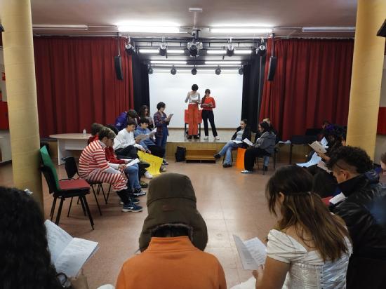 Esta semana visitamos <a href="/Albenizprojects/">IES ISAAC ALBÉNIZ de Leganés</a> buscando una nueva colaboración.
Un centro donde las artes escénicas son educación... y donde se educa desde el arte!
Gracias por vuestra puerta abierta y colaboración constante, gracias <a href="/Mariacarmenmors/">María Carmen Morillas</a> x "la pista"
educa2.madrid.org/web/revistadeb…