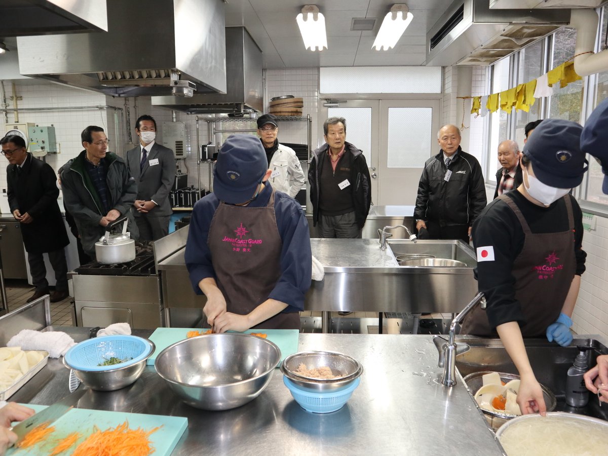 JCG_School's tweet photo. ２月２５日（水）日頃から海上保安学校を支えてくださっている中舞鶴親睦会会員の方々をお招きし、試食会を開催しました！
昨年４月に入学した主計科の学生達が約１年で身につけた技術を活かして調理しました。
試食会のメニューは、海上保安学校、舞鶴のオリジナル料理で構成されています！ https://t.co/s98EbDrtiw