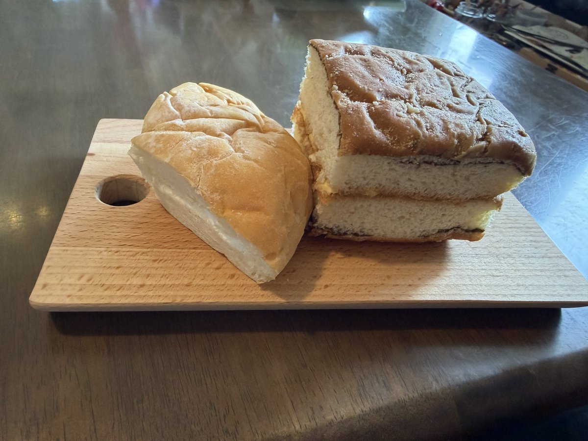 sansin_hide's tweet image. 長野県のアンテナショップ銀座NAGANOさんにて
【長野×沖縄交流連携イベント青春レトロパン 食べくらべ会】にて三線を弾いてまいりました
長野と沖縄は交流連携協定を結んでましてそのイベントなのでした
みなさま牛乳パンってご存知？😋
#長野沖縄交流連携イベント
#青春レトロパン食べくらべ会
#三線