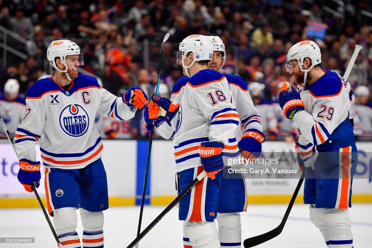 Zach Hyman scores his 24th goal of the season on the power-play to make it 5-1 #Oilers in the second period!

Evan Bouchard also records his 50th assist of the season! #LetsGoOilers