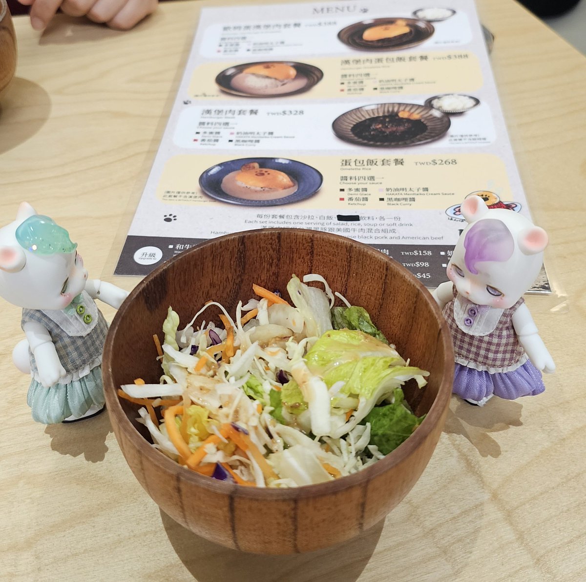 mokuwamo's tweet photo. 跟朋友先去吃漢堡蛋包飯，接著殺去吃草莓紫米燉奶🍓 https://t.co/DCdCkgj2Cs