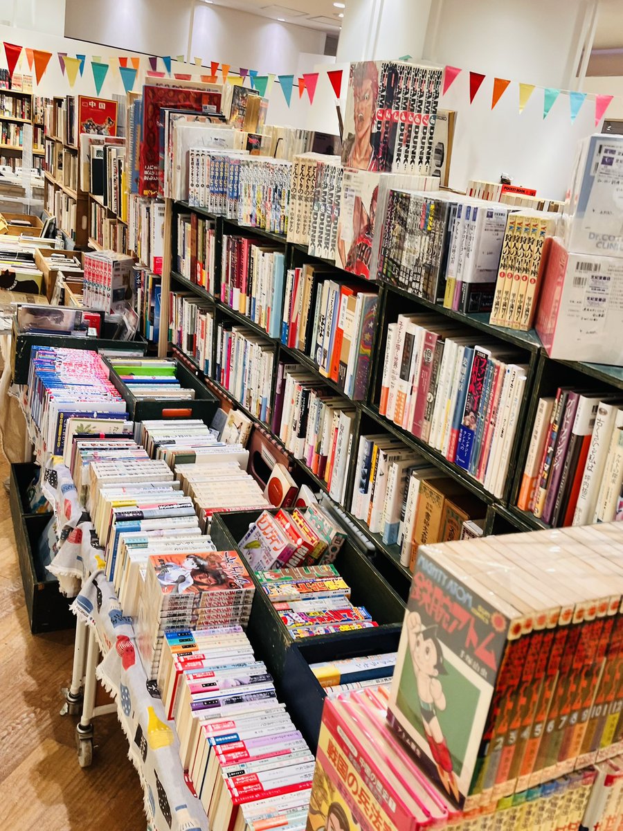 調布の古本市開催中です。毎日補充されていますので何度でもぜひ！ 特に週末前は各店積極的に補充していますので新たな掘り出しモノが見つかるかもしれません。そして西荻のお店は本日から営業しています。閉店はやや早め予定です。
#調布の古本市