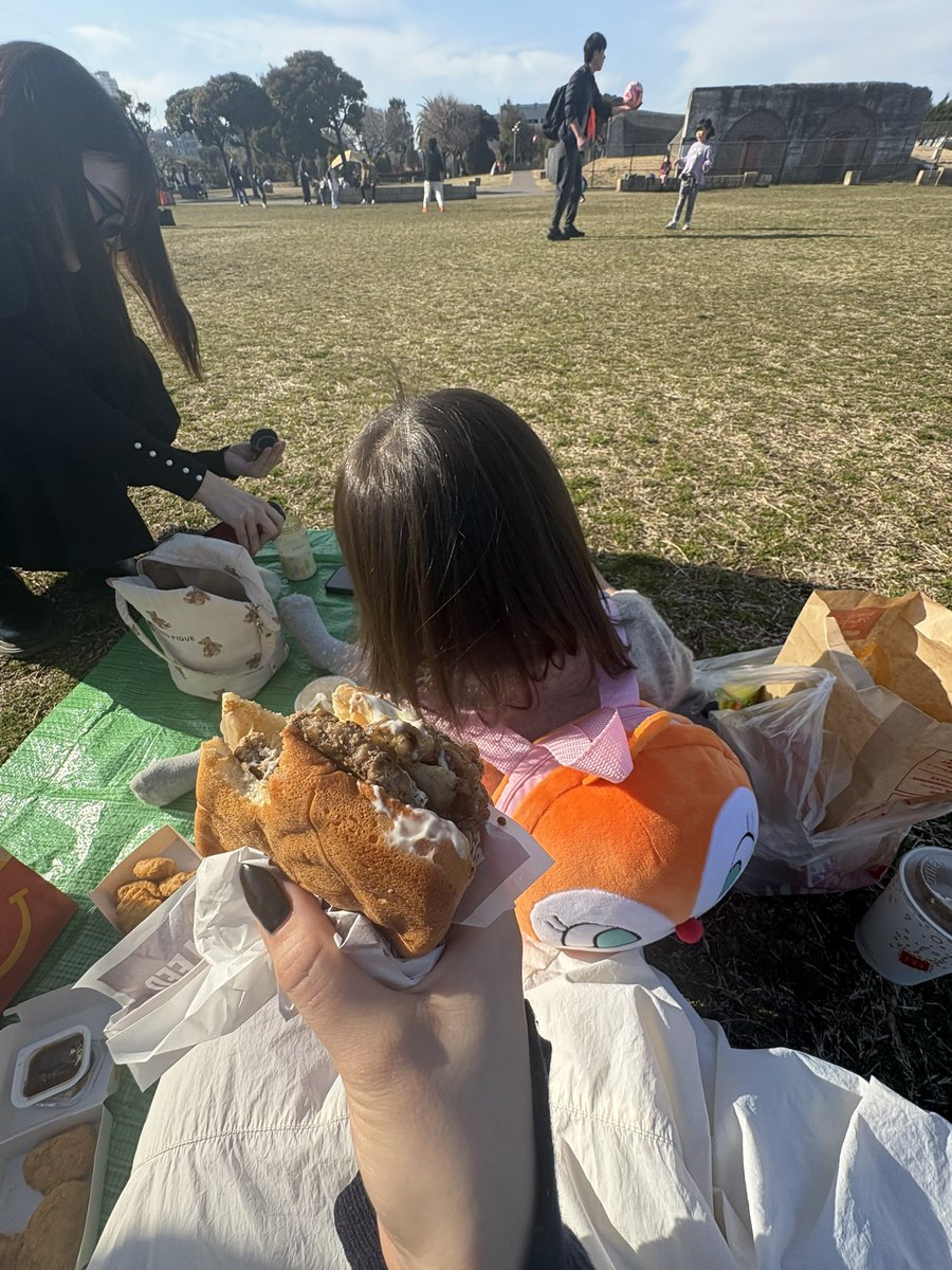 00_10yuki's tweet photo. 前の休日。
よく遊んでもらってるファミリーと🧺

いや、もうこのバッグは私のなってる。

outfits👚
knit : #nagonstans
skirt : #leimn
hair acc : #heyep
bag : #DOKIN

はやく春になってください。 https://t.co/5Wbh6sEfaE