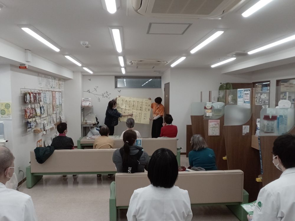 kenkoudankun's tweet photo. 健康づくり出前講座「お口からはじめよう！フレイル予防！！」を開催しました
～記事作成：東地区　健康づくり推進員　東根～　　　　　　　　　　　　　　　
隙間時間にできる簡単な体操を学びました。
…詳しくは、https://t.co/2hdgD9ZUwTをご覧ください
#マロン薬局吉祥寺 #出前講座 #口腔機能向上 https://t.co/GUiF2fYEKG