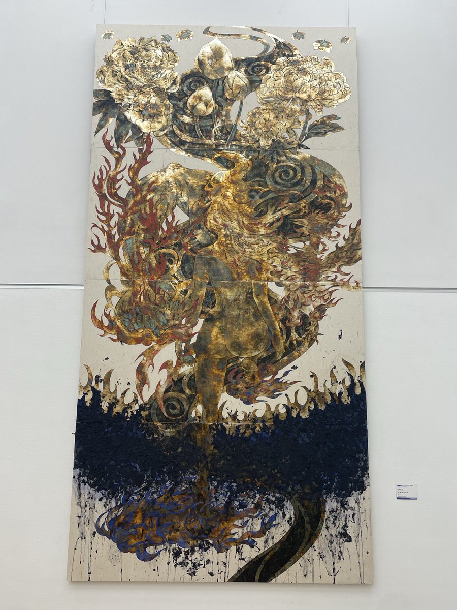 yasuroito's tweet photo. ちょっと次の仕事のために頭をかき混ぜておきたくて国立新美術館に。イギリスの90sアート。社会や概念を透かして見る野心が溢れる。
五美大展もやってて、鎹さやかの作品もあったぞ！🔥
総じて、美を見つめる無数の視点に眩暈を覚える感じ。 https://t.co/20SPqxlF1y