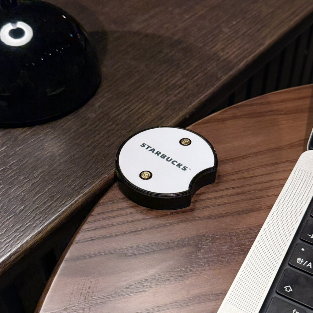 스타벅스 더블 에스프레소 크림라떼
바닐라시럽 -1, 두유로 변경
고소하고 적당히 달달하다!

스벅에서 진동벨 처음 받아봄 어색하다