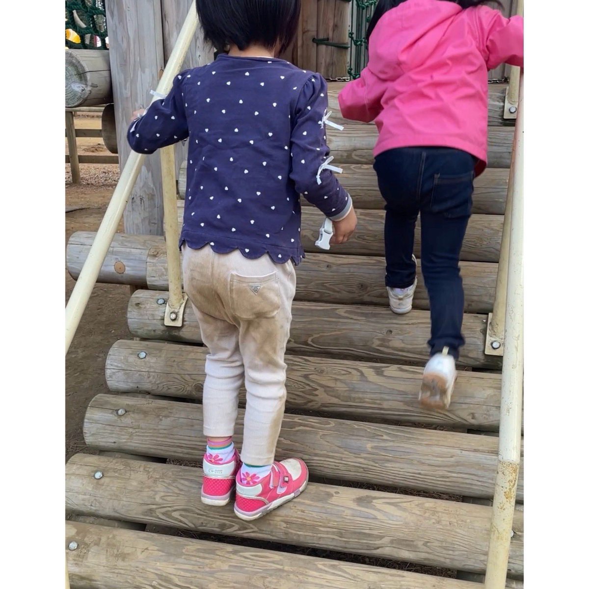 ふと先日遊びに行った時の写真見たら、背格好同じくらいの子と娘の汚れ具合が雲泥の差w
確かにこの汚し方はひどい方か😂😂

障害が重くて身体の使い方も不器用なわけだし、しょうがないよね〜
これだけ動けるようになったことにむしろ感謝☺️🤍