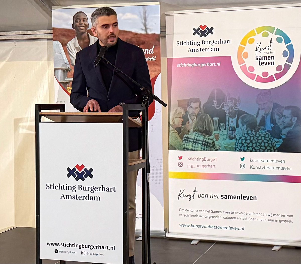 Amsterdamse locoburgemeester Sofyan Mbarki: “Goedenavond, ramadan moebarak! 🌙 Vanavond vieren we Iftar op de Dam, in het hart van onze stad. We brengen mensen samen gelovig en niet-gelovig en bouwen bruggen van begrip. We halen kracht uit verschil. Hier zijn wij. Samen sterk.”