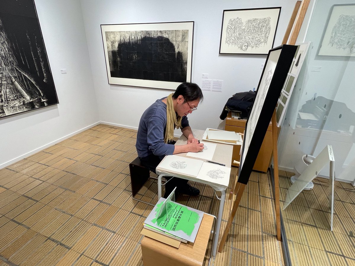 doumuprint's tweet photo. 在廊中の安河内さん

安河内裕也 個展　After Vision -天涯
2/10(火)〜3/1(日)　10:00〜18:00 月曜定休
藝大アートプラザ
https://t.co/Y7kN1rYQU9
台東区上野公園12-8 東京藝術大学美術学部構内

#銅夢版画工房 #銅版画工房 #版画工房 #版画 #銅版画 https://t.co/IIe099VmVV