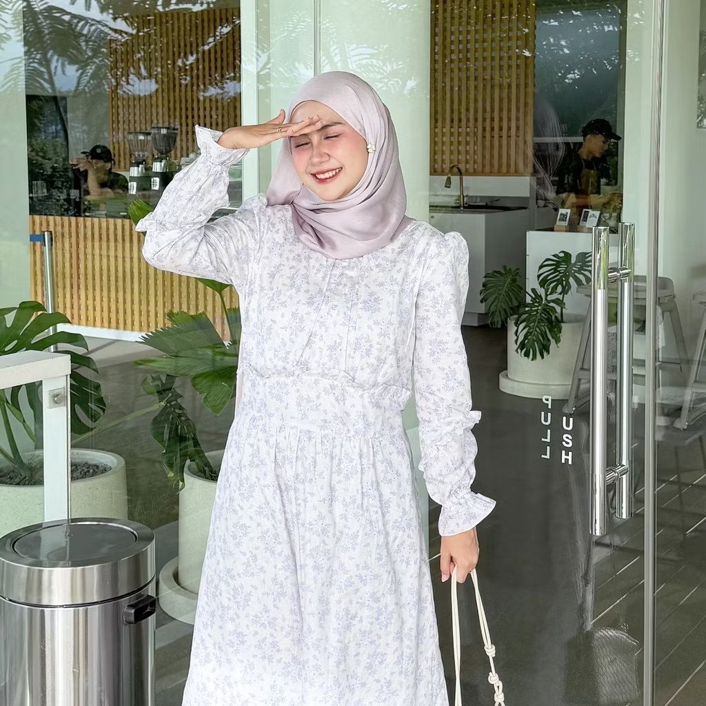 _sweetgirls30's tweet photo. Dress raya tampilan vintage dengan aksen kerah ruffle dan aksen pinggang yang cantik dengan printing bunga vintage biru yang elegan. 

​Kesan: Anggun, elegan, dan cantik 
🛒https://t.co/9wp0R8KVAx https://t.co/9WJqu03wp3
