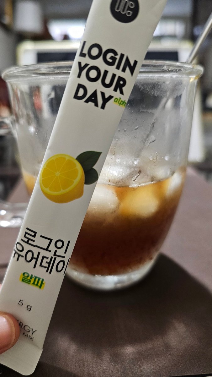 ArtWord19's tweet photo. 加進冰美式真的不錯喝耶😋
#LOGIN_YOUR_DAY ☕💪
#謝謝國際免運福利😍
#최시원 #siwon #siwonchoi
@siwonchoi https://t.co/kGvN4SPbdr
