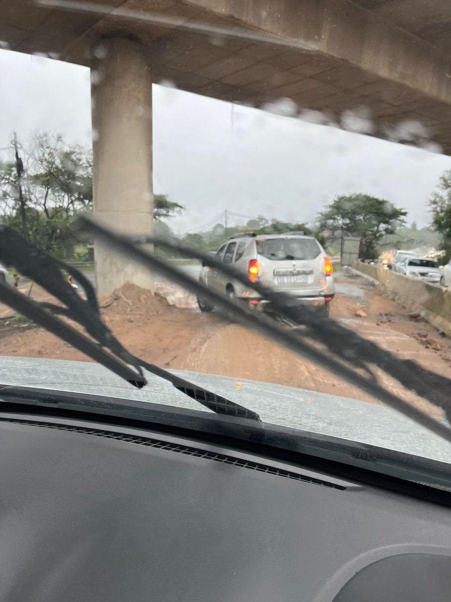 TrafficSA's tweet image. Durban - #AVOID  M13 East:  Stationary Truck blocking the route at Paradise Valley