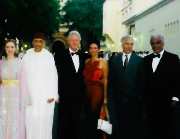 TheWarRoomNZ's tweet image. It is definitely known that in 2002 that this is a photo of Bill Clinton, who took Chelsea Clinton, Ghislaine #Maxwell, &amp;amp; Jeffrey #Epstein to Morocco to King Mohammed VI's wedding

@LizCrokin @bennyjohnson