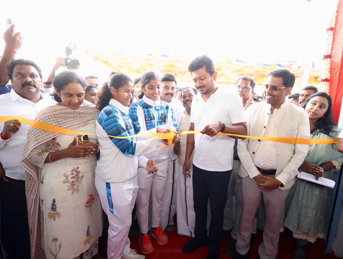 3-4 மாசத்துல கார்த்திகா கோரிக்கை படி கண்ணகி நகரில் கபடி விளையாட்டு அரங்கம் கட்டி திறக்கப்பட்டிருக்கு… பெருசா யாருக்குமே தெரியல… இந்த மாதிரி இன்னும் நிறைய சென்னையில இருக்கவங்களுக்கே தெரியல… 

சென்னையில் புதிதாக உருவாக்கப்பட்டுள்ள விளையாட்டு மைதானங்கள், உள் அரங்குகள், நூலகங்கள்,