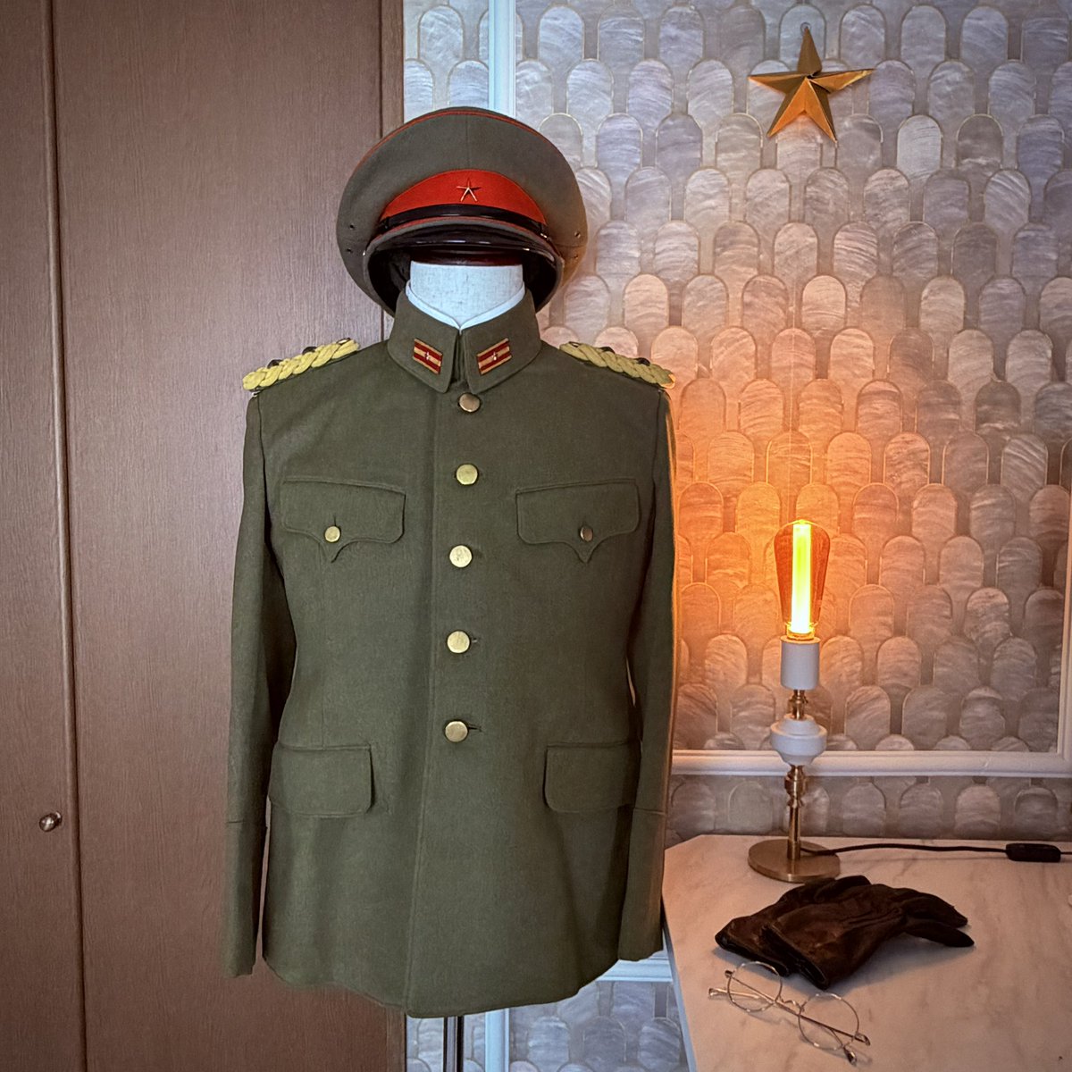 通礼肩章を装着すると、九八式の肩周りの余白が引き締まって良いな