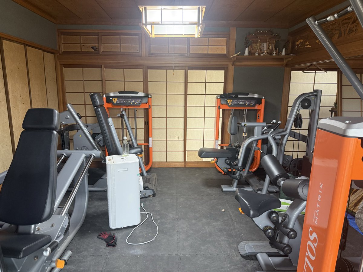 友人の紹介で知り合った人に格安で筋トレマシーン買わせてもらって仕事場に設置して1週間経った！
正直、マシーン運び込む時が一番筋トレになったw