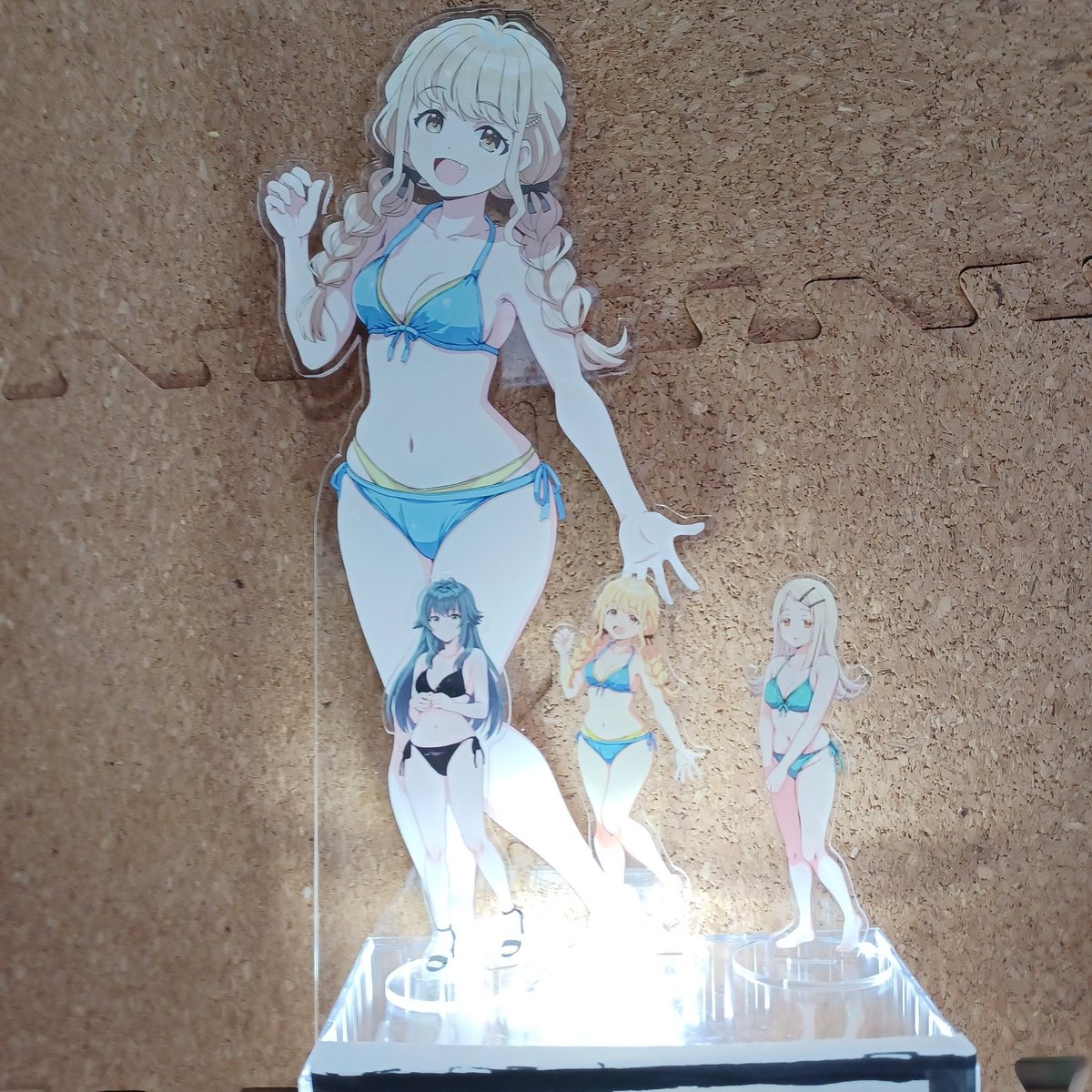 2月28日学マス オンリーイベントに 
サークル参加します 配置は「学18」です
既刊のイラスト本とアクスタと
1個限定のBIGアクスタ 色紙などあります
よろしくお願いします 