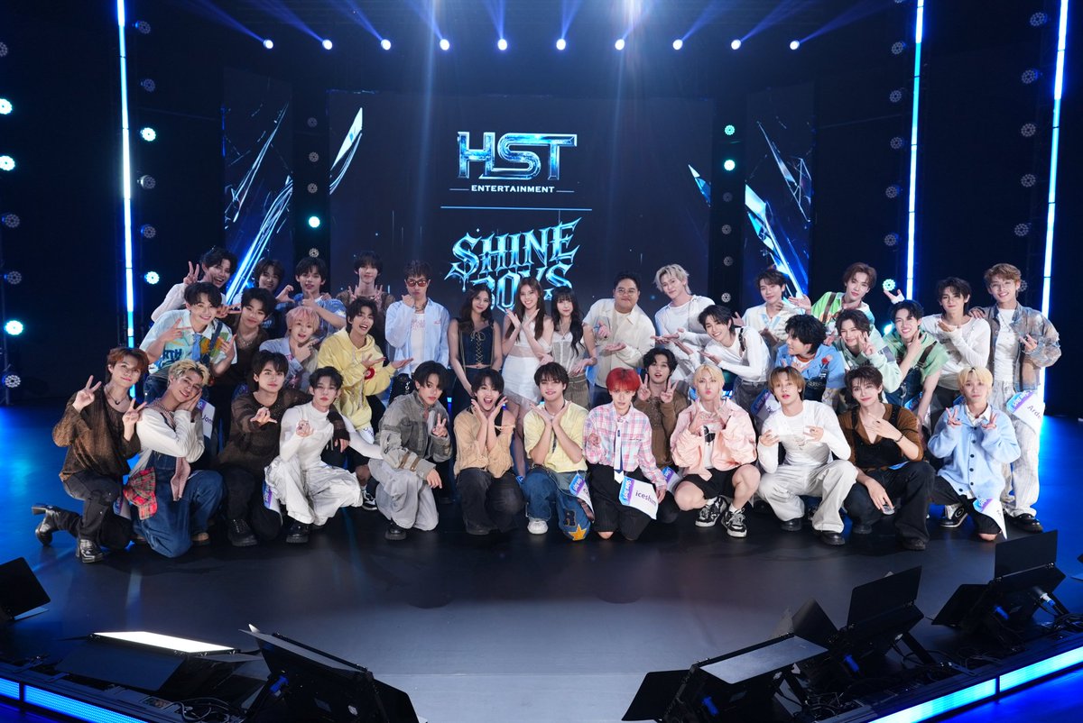 PRSocietyNews's tweet photo. “SHINE BOYS” เดินหน้าความเข้มข้นในรอบ Knock Out Stage 2 คัดเหลือ 20 คนสุดท้าย ลุ้นไลน์อัปเดบิวต์

#Shineboys
#ShineBoysStage2 
#SHINEBOYS2ndStage
#HSTentertainment  
#Ch3 #Channel3

กระแสแรงต่อเนื่องสำหรับ SHINE BOYS รายการเรียลลิตี้ไอดอลเซอร์ไววัลของไทย ผลิตโดย Honey Sugar Thailand กับภารกิจเฟ้นหาบอยกรุ๊ปเจเนอเรชันใหม่ที่พร้อมก้าวสู่แถวหน้า T-POP  โดยรายการไม่ได้เป็นเพียงเวทีประกวดความสามารถทั่วไป แต่เป็นวาไรตี้เชิงเรียลลิตี้ที่เปิดโอกาสให้ผู้ชมได้ติดตามเส้นทางการเติบโตของเหล่าเทรนนี (trainee) อย่างใกล้ชิด ตั้งแต่วันแรกของการออดิชัน การฝึกฝนอย่างหนัก การแข่งขันอันดุเดือด ไปจนถึงแรงกดดันภายใต้แสงสปอตไลต์ ซึ่งทุกช่วงเวลาถือเป็นบทพิสูจน์ของความพยายามและความมุ่งมั่นเพื่อก้าวสู่การเดบิวต์อย่างสมศักดิ์ศรี

สำหรับการแข่งขันในรอบ Knock Out Stage 2 เมื่อวันที่ 25 กุมภาพันธ์ที่ผ่านมา ความเข้มข้นพุ่งถึงขีดสุด เมื่อผู้เข้าแข่งขันทั้ง 30 คนต้องขึ้นเวทีในรอบชี้ชะตา โชว์ศักยภาพทั้งด้านการร้อง การเต้น และเพอร์ฟอร์มแมนซ์เต็มรูปแบบ โดยมีการคัดออกถึง 10 คน เหลือเพียง 20 คนสุดท้ายที่ได้ไปต่อบนเส้นทางสู่ไลน์อัปเดบิวต์

การแข่งขันในรอบ SHINE BOYS PK 2 เป็นการประชันของ 4 ทีม ที่นำเสนอทั้งผลงานเพลงใหม่ของรายการซึ่งแสดงเป็นครั้งแรก และการคัฟเวอร์เพลงฮิตในสไตล์ที่แตกต่าง ได้แก่ DD Group กับเพลง “Day Pop” และ C-tos Group กับเพลง “93110” ซึ่งเป็นเพลงใหม่ของ SHINE BOYS ขณะที่ Thap Group นำเสนอเพลงคัฟเวอร์ “ที่รักครับ (Darling)” และ Ellfa Group กับเพลงคัฟเวอร์ “เป๊ะ (Perfect)” สร้างสีสันและความหลากหลายทางดนตรีให้กับเวทีอย่างเต็มอิ่ม

การตัดสินในรอบนี้ใช้ระบบประเมินอย่างเข้มงวดจาก 3 กลุ่มหลัก ได้แก่ ‘Professional Guest Mentors’ ที่สัปดาห์นี้ได้ศิลปินชื่อดังมากประสบการณ์ “โดม จารุวัฒน์” , “ซีดี กันต์ธีร์” และศิลปินรุ่นพี่ BNK48 “ฮูพ-แพนเค้ก-ป๊อปเป้อ” มานั่งเก้าอี้ประเมินทักษะทางเทคนิคและความสามารถระดับมืออาชีพ ทั้งการควบคุมเสียงร้อง การเต้น และการแสดงบนเวที รวมไปถึง ‘Media Guests’ ที่พิจารณาศักยภาพทางการตลาดและเสน่ห์เฉพาะตัว ตลอดจน ‘ผู้ชมออนไลน์และผู้ชมในสตูดิโอ’ ที่ร่วมโหวตจากความสามารถในการเชื่อมต่อกับผู้ชมและเสน่ห์โดยรวมของผู้เข้าแข่งขัน

แฟน ๆ สามารถติดตามความเคลื่อนไหวของ SHINE BOYS ได้ผ่านทุกช่องทางออฟฟิเชียล ทั้ง TikTok, Instagram, X และ YouTube พร้อมรับชมรายการทุกวันอังคาร เวลา 22.30 น. ทาง ช่อง 3HD และรับชมย้อนหลังได้ทาง 3Plus รวมถึง YouTube: SHINE BOYS OFFICIAL 

>> https://t.co/jLDfdrbt9w