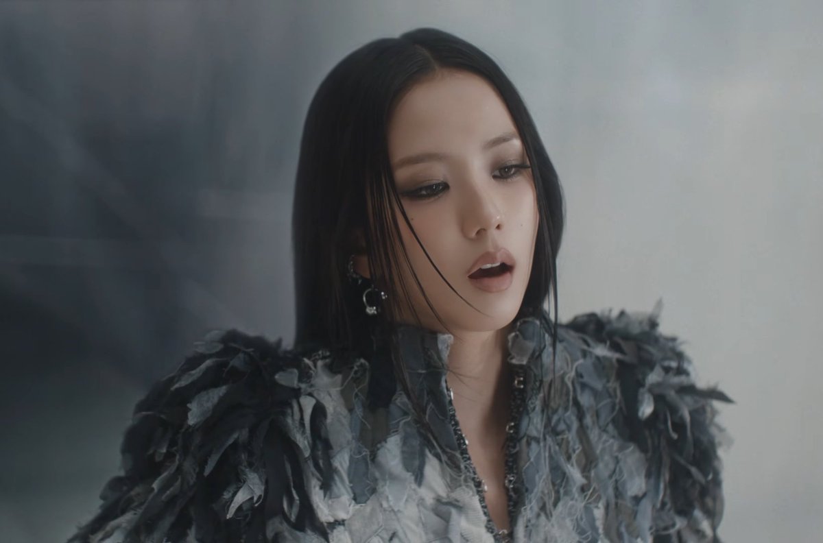 PopBase's tweet image. JISOO stuns for the ‘GO’ music video.