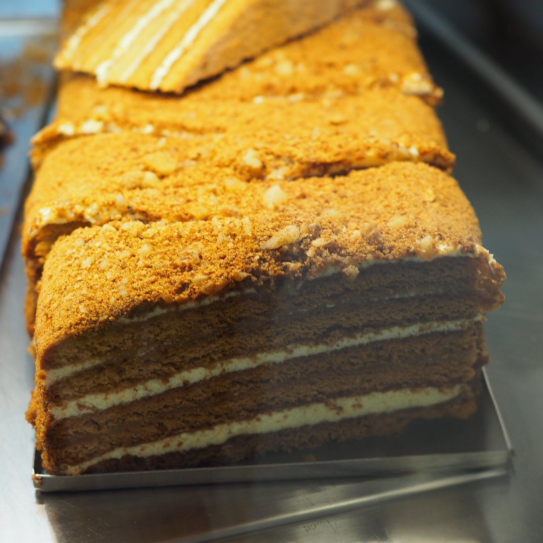 Czechia_JP's tweet photo. 🍯🍰はちみつ風味の薄い生地を何層にも重ね、間に甘いクリームを挟んだハニーケーキmedovník（メドヴニーク）。食後のデザートや午後のコーヒーのお供にぜひお召し上がりください♪

#チェコへ行こう
#チェコで何食べる？ https://t.co/HyEOthntAc