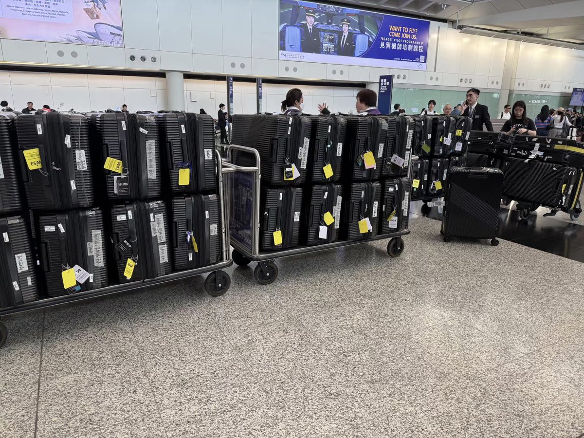 vminsoul's tweet photo. seventeen’s luggage for their new_ hong kong concert 😭

#SEVENTEEN #세븐틴
#SVT_WORLDTOUR #NEW_HONGKONG
#SVT_TOUR_NEW_ https://t.co/q9ZyX6lE1Z