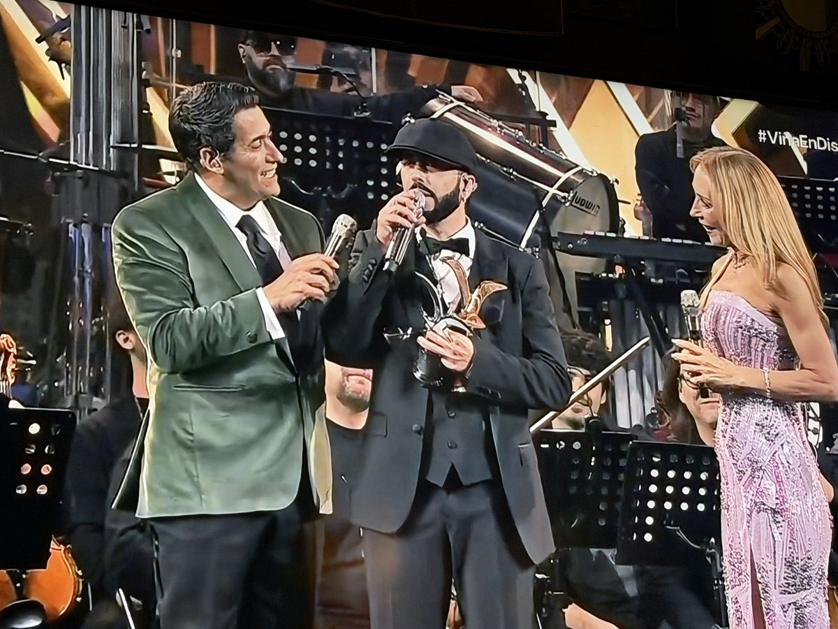 Yandel ha obtenido también Gaviota de Oro en #Vina2026 #VinaDelMar2026 

La recibe con mucha emoción y lágrimas