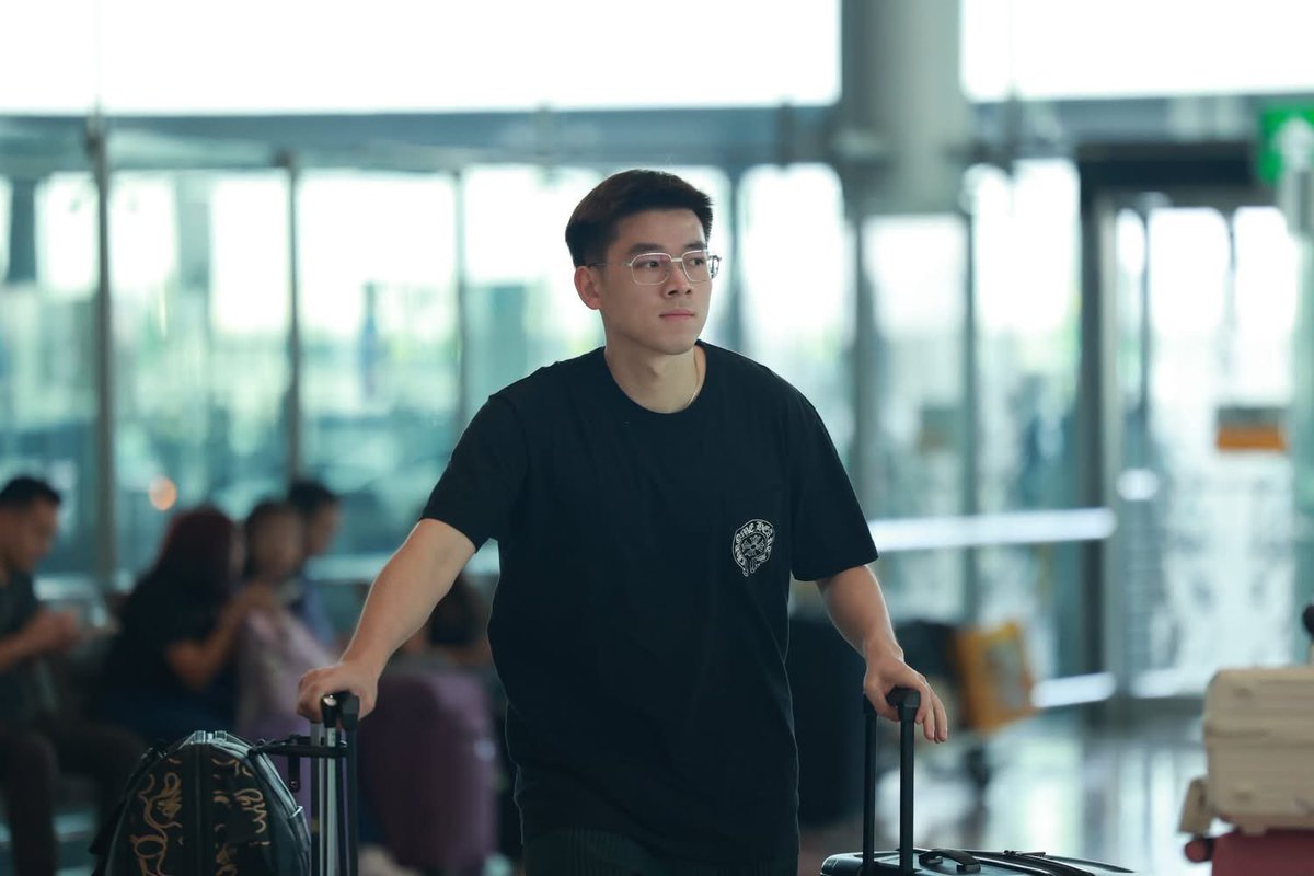 Skyboyz15's tweet photo. ✈️🏸🏴 “วิว กุลวุฒิ - เมย์ รัชนก” ออกเดินทางไปอังกฤษ เพื่อลงแข่ง All England 2026 🏴 แล้ววันนี้ เริ่มแข่งขัน 3 มีนาคม 2026✨
#วิวกุลวุฒิ #เมย์รัชนก #Kunlavut
#BWF #AllEngland2026 #การบินไทย
#FlyTHAI #ThaiAirways https://t.co/JCIrbQzQAo