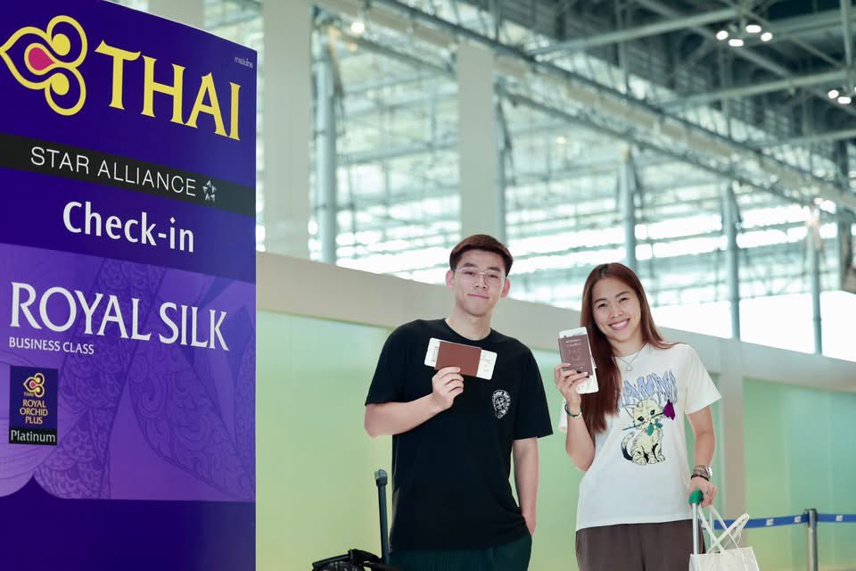 Skyboyz15's tweet photo. ✈️🏸🏴 “วิว กุลวุฒิ - เมย์ รัชนก” ออกเดินทางไปอังกฤษ เพื่อลงแข่ง All England 2026 🏴 แล้ววันนี้ เริ่มแข่งขัน 3 มีนาคม 2026✨
#วิวกุลวุฒิ #เมย์รัชนก #Kunlavut
#BWF #AllEngland2026 #การบินไทย
#FlyTHAI #ThaiAirways https://t.co/JCIrbQzQAo