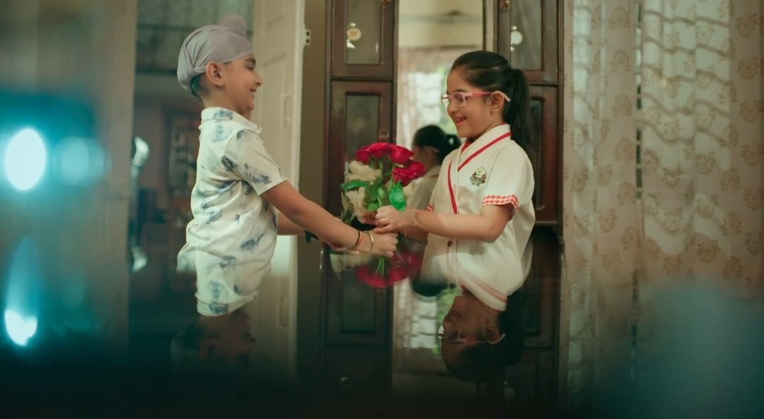 I loved how Dua got blessings and best wishes from her mumma, her papa (unknowingly) nd her lucky charm (dk). Even her best friend brought flowers for her to cheer her❤️
Glad Vik k haath ka prasad uske beti ko mila 🤌🏻
#AyeshaSingh #AdnanKhan #Mannat