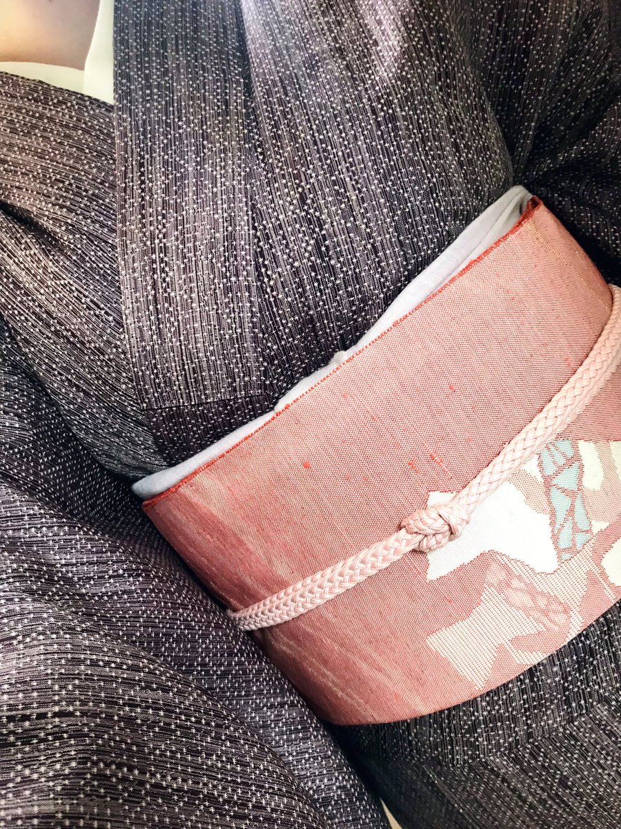 御召の着物もリユースで出てたから買ったのよ。1,500円。生地を触った感じ、確かに御召ばっかり買うファンがいるというのも納得。なるほどね。

(基本的に着物はリユース・リサイクルのものしか買わないです。なぜなら私ピッタリのサイズがたくさんあるから。昔ながらの低身長日本人体型なので…)