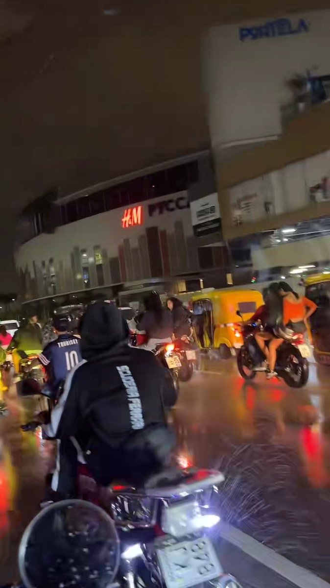Lamentable!!
En estos momentos la caravana avanza hasta con tricimotos incluidas a la altura del Mall del Sol!
Definitivamente la ciudad está abandonada.